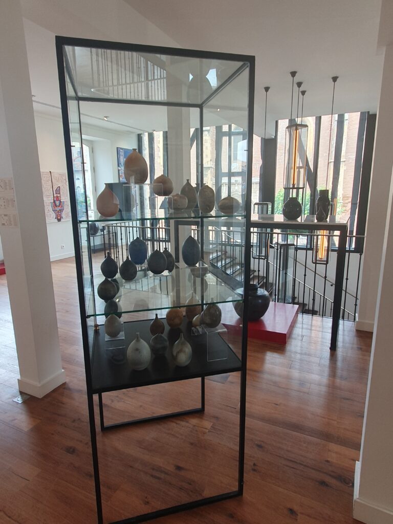 Vases en exposition au Grand Presbytère, Salle d’exposition Martres Tolosane.