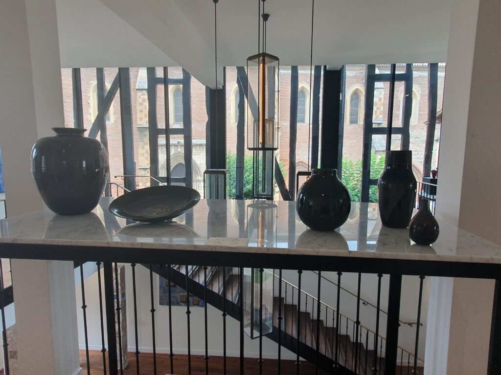 Vases et plat en céramique noire, Salle d’exposition Martres Tolosane.