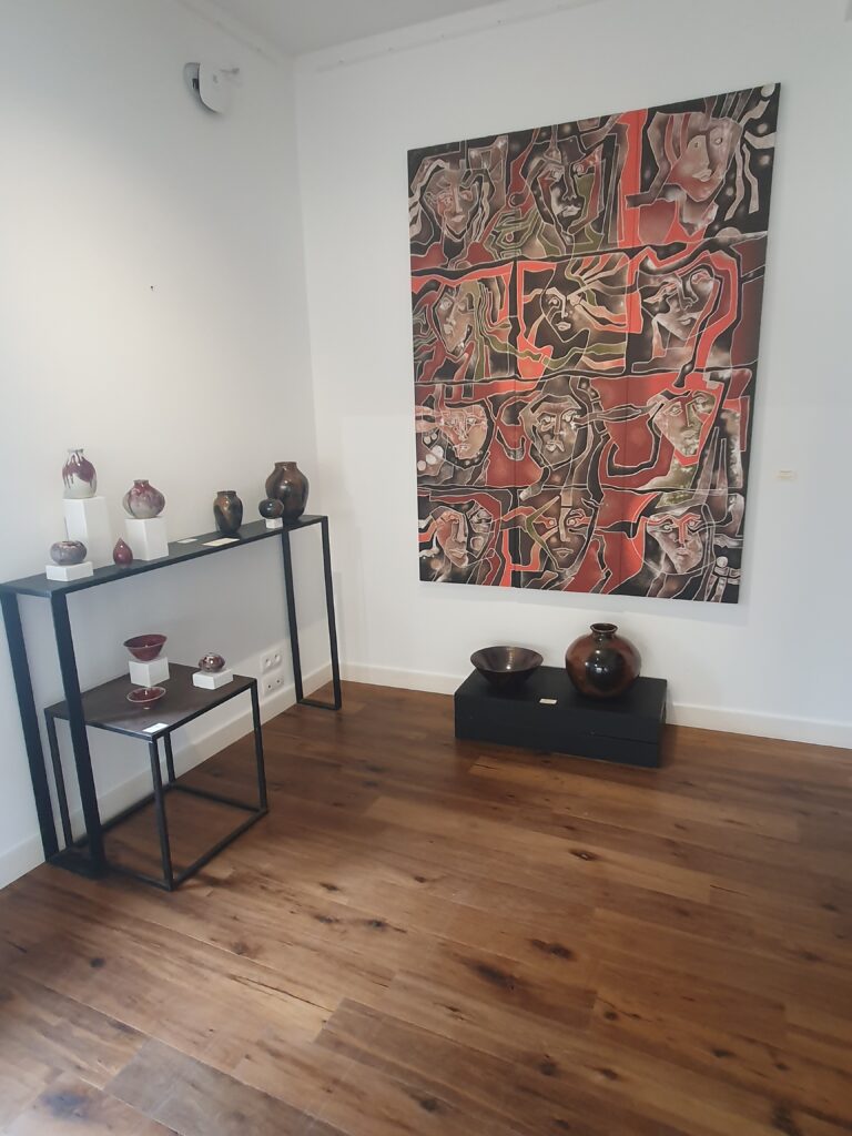 Vases et œuvres d'art dans la Salle d’exposition Martres Tolosane, Le Grand Presbytère.