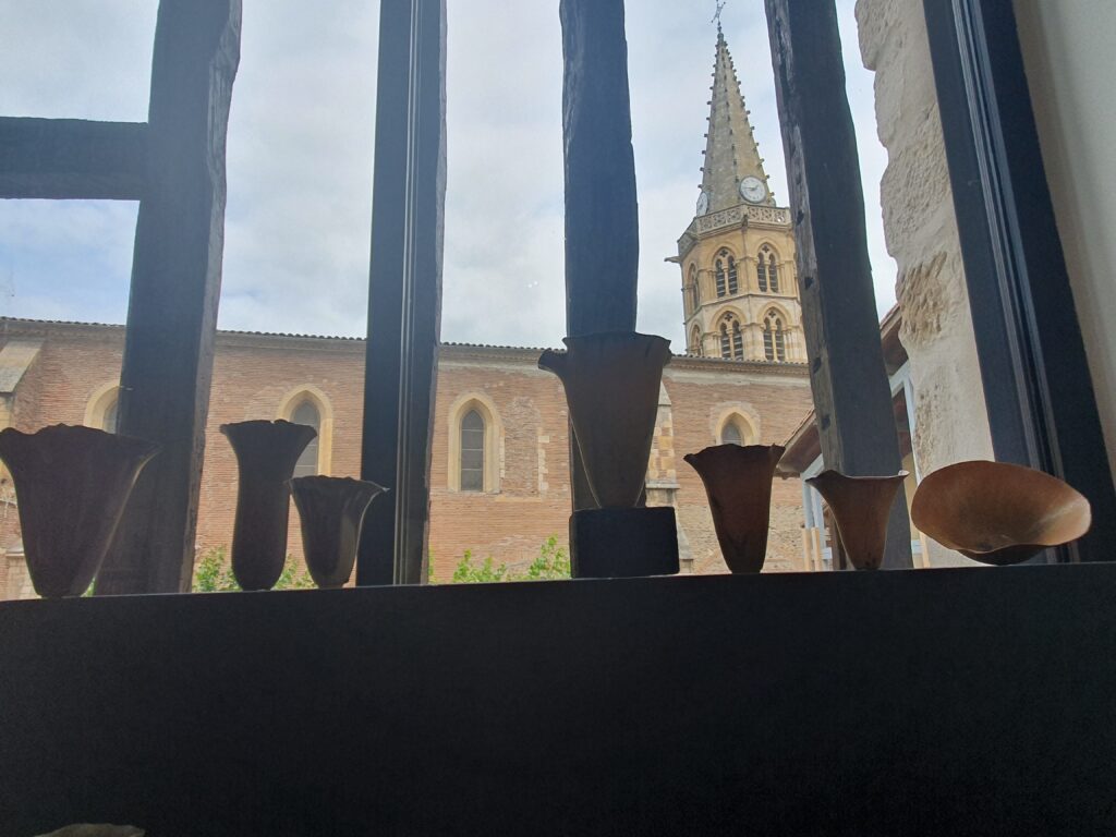 Vases en exposition au Grand Presbytère, Salle d’exposition Martres Tolosane.