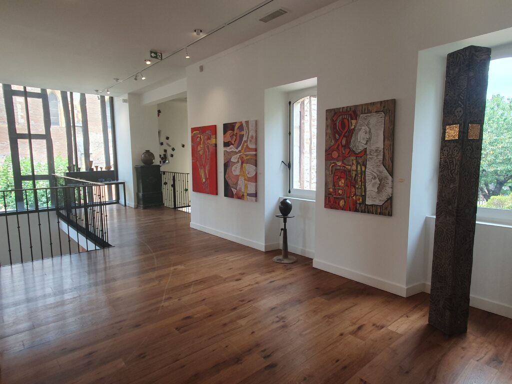 Salle d’exposition Martres Tolosane avec œuvres modernes au Grand Presbytère.