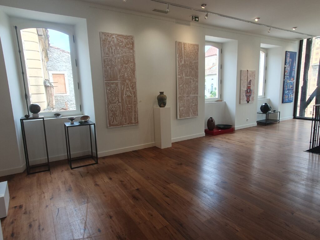 Salle d’exposition Martres Tolosane dans Le Grand Presbytère, œuvres exposées.