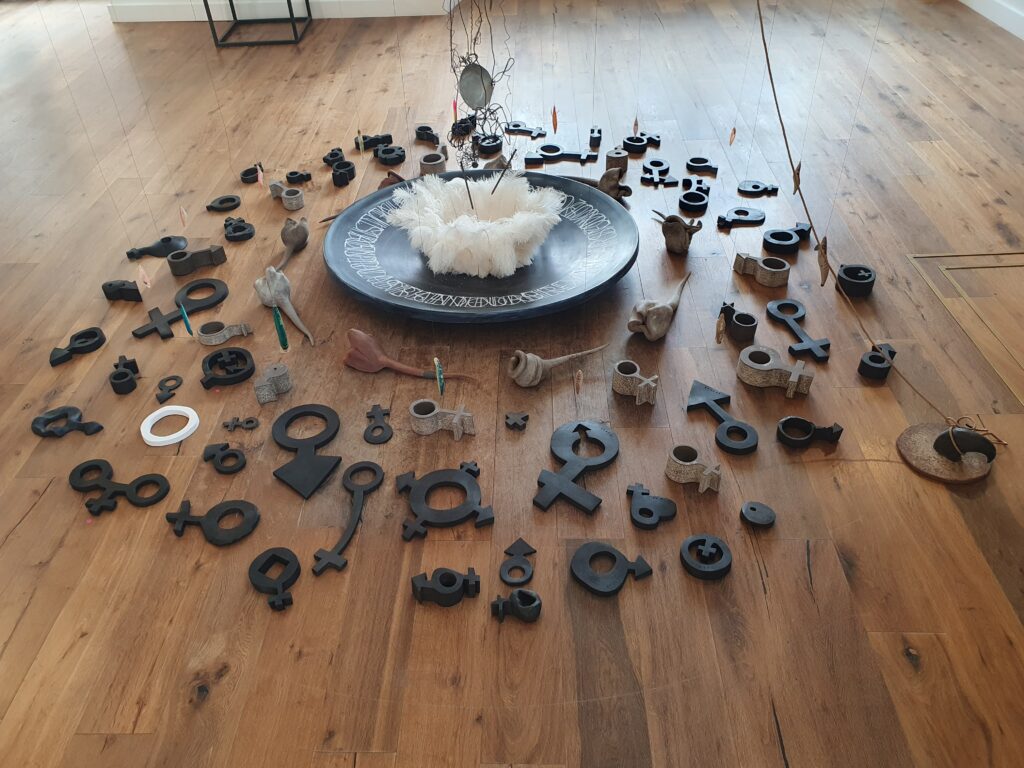 Installation artistique avec divers objets au sol, Salle d’exposition Martres Tolosane.