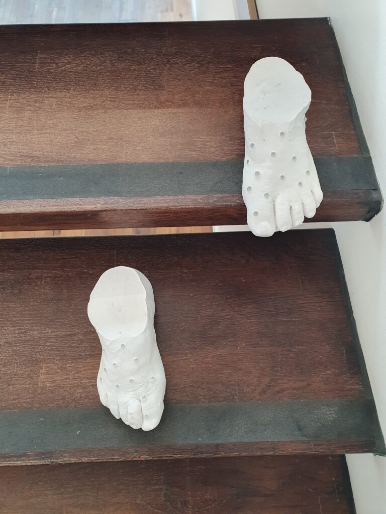 Sculptures de pieds en plâtre dans la Salle d’exposition Martres Tolosane.