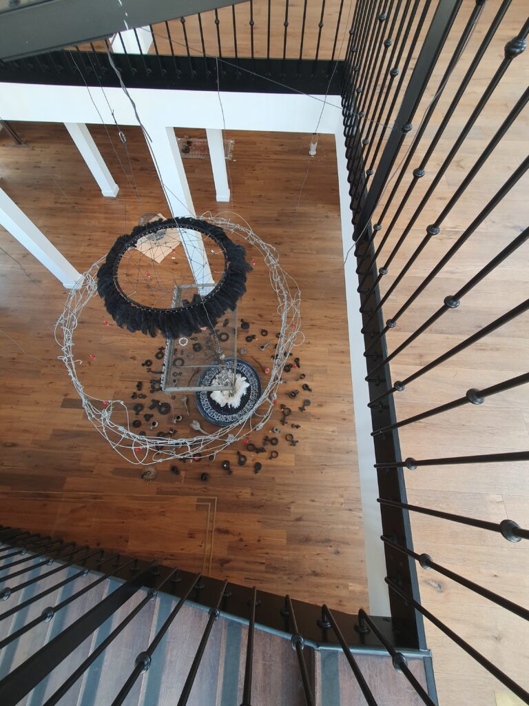 Vue plongeante sur l'installation artistique au Grand Presbytère, Martres Tolosane.