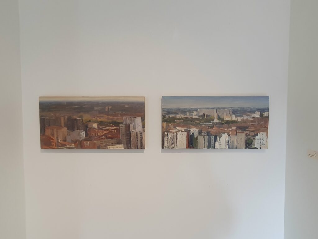 Deux peintures accrochées au mur, exposées au Grand Presbytère.