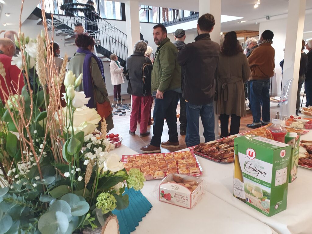 Fête autour d'un buffet à Le Grand Presbytère, Salle d’exposition Martres Tolosane.