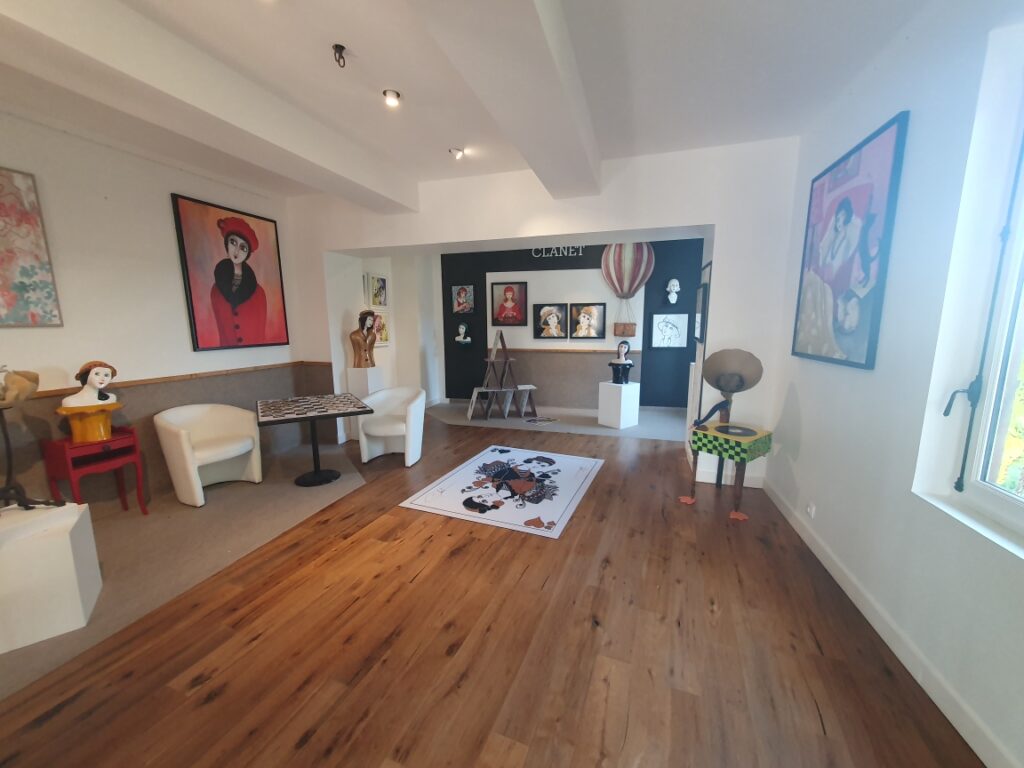 Salle d’exposition Martres Tolosane au Grand Presbytère, œuvres variées.