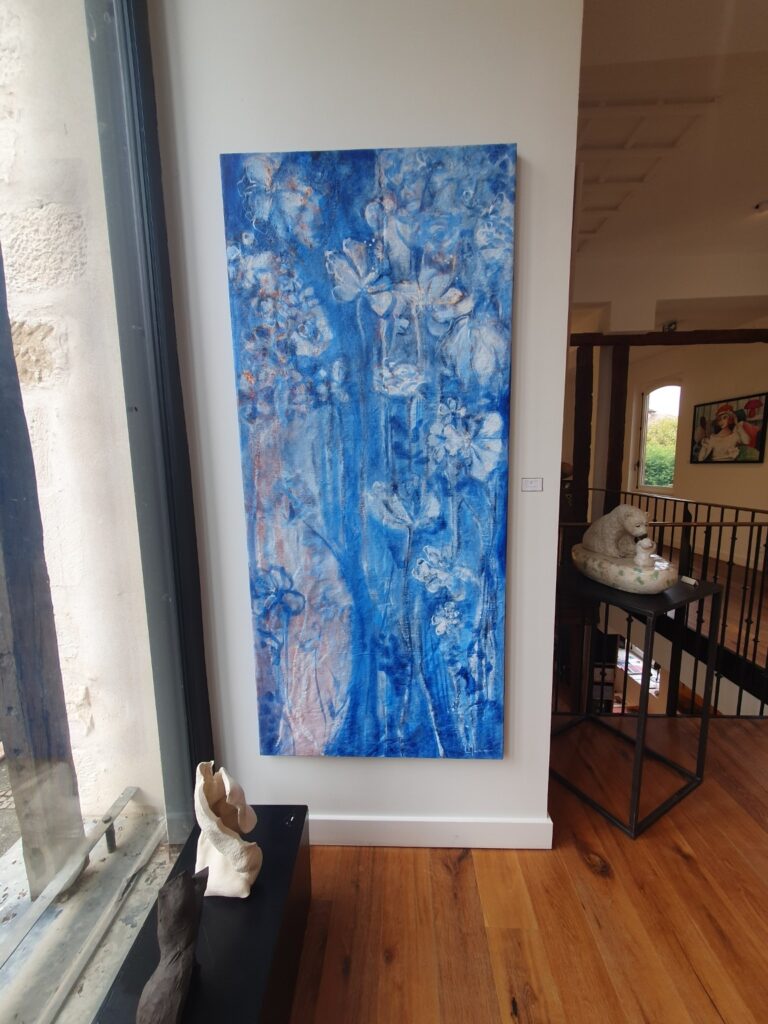 Œuvre bleue à la Salle d’exposition Martres Tolosane, Le Grand Presbytère.