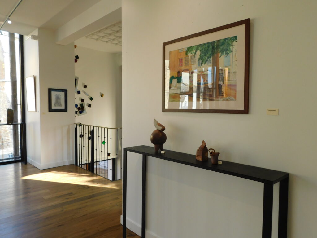 Salle d’exposition Martres Tolosane au Grand Presbytère avec œuvres d'art.