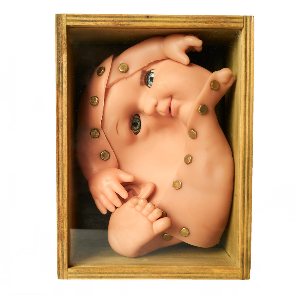 Sculpture étrange d'une poupée à la Salle d’exposition Martres Tolosane.