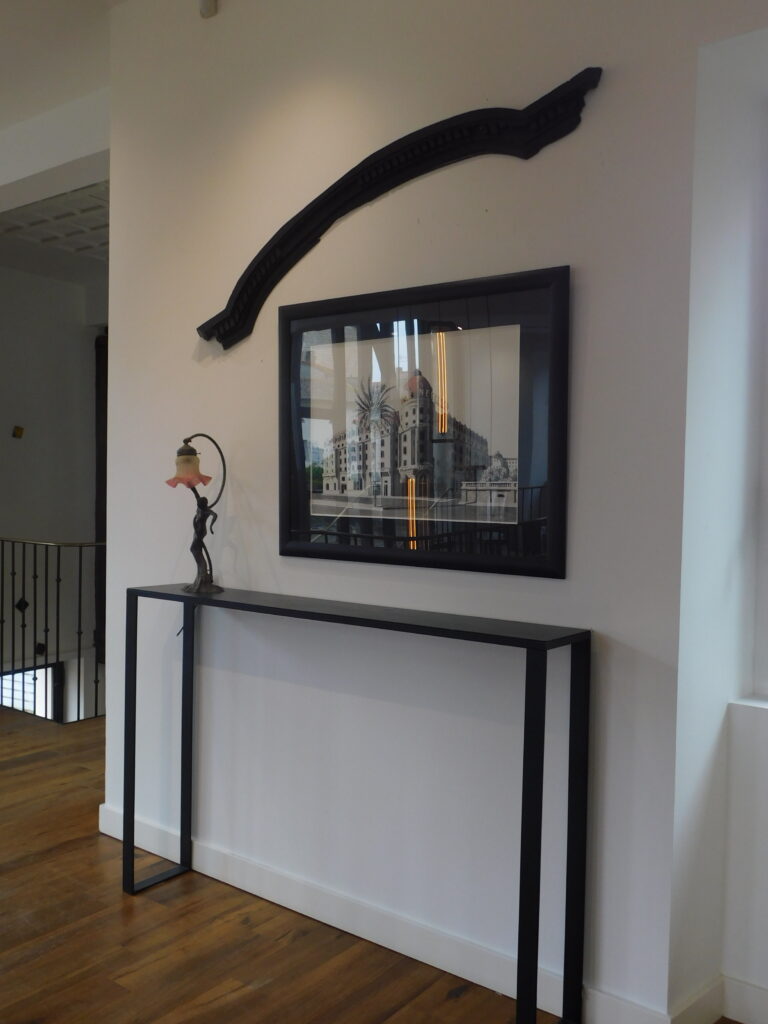 Sculpture et tableau exposés au Grand Presbytère, Salle d’exposition Martres Tolosane.