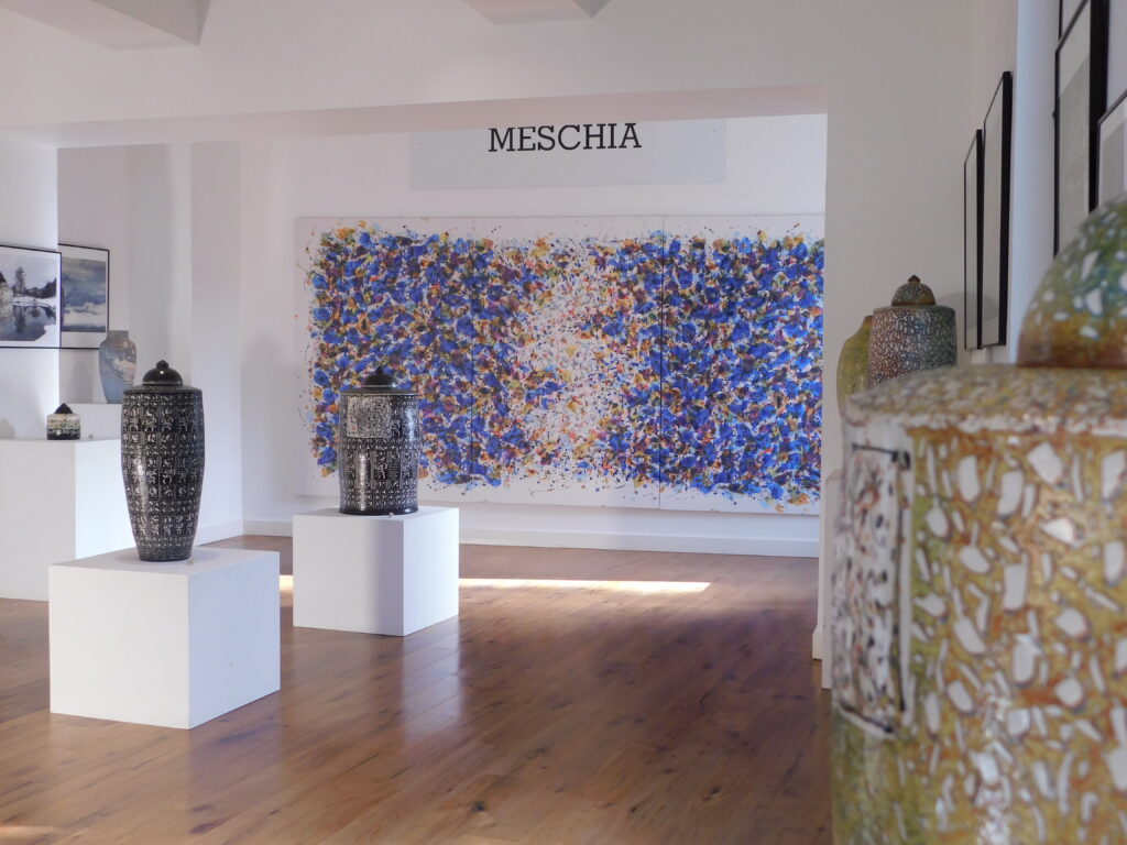 Vases en exposition à la Salle d’exposition Martres Tolosane, Le Grand Presbytère.