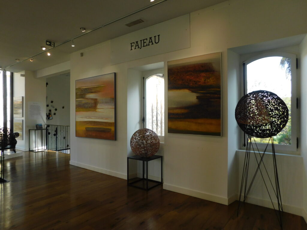 Salle d’exposition Martres Tolosane avec œuvres d’art contemporaines.