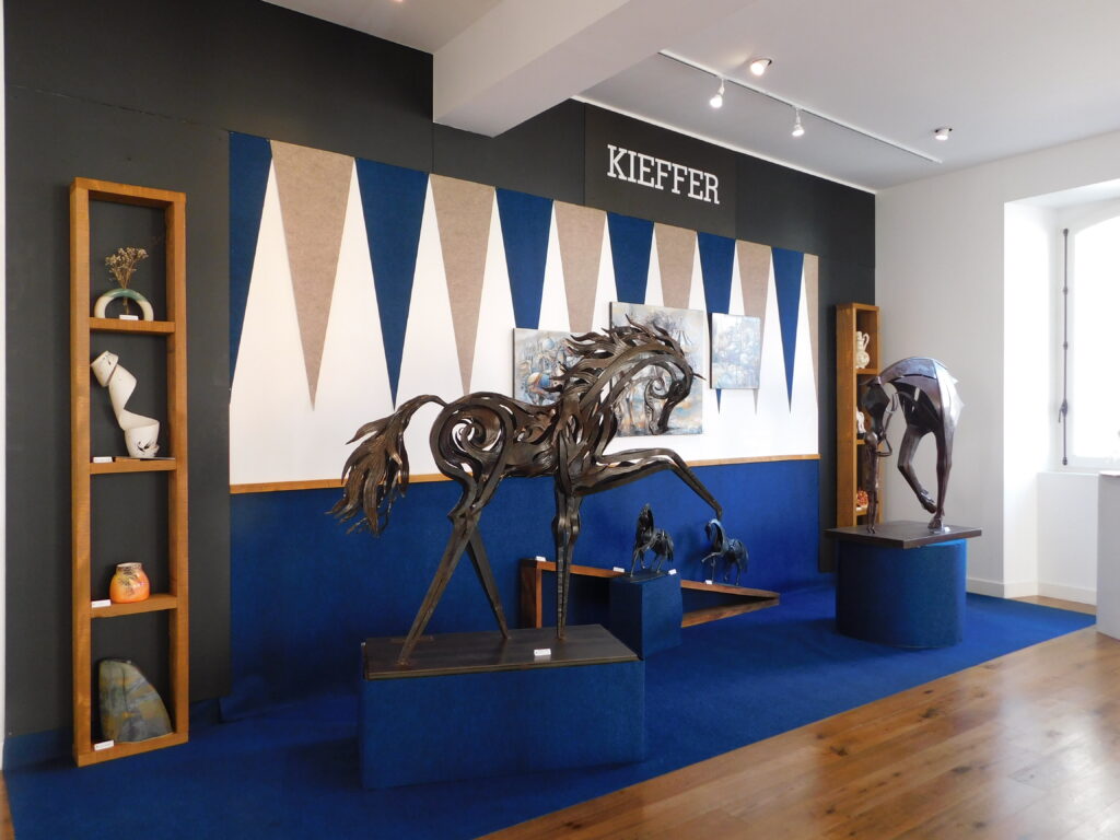 Sculptures de chevaux en métal, Salle d’exposition Martres Tolosane.