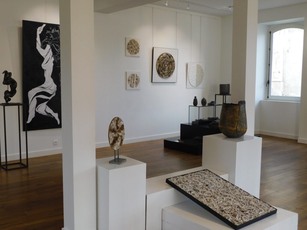 Salle d’exposition Martres Tolosane, œuvres contemporaines au Grand Presbytère.