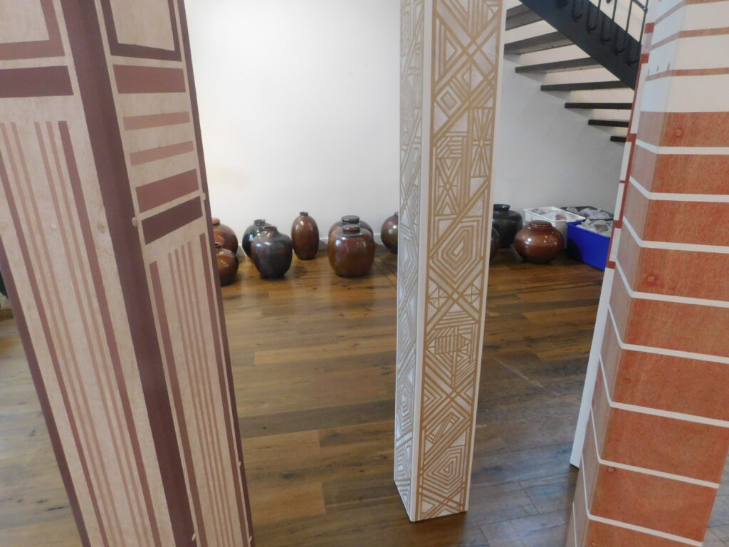 Colonnes décorées à la Salle d’exposition Martres Tolosane, Le Grand Presbytère.