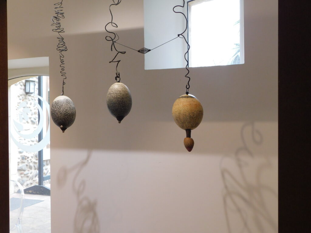 Suspensions artistiques au Grand Presbytère, Salle d’exposition Martres Tolosane.