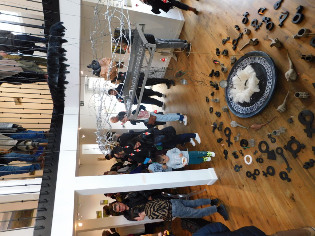 Visiteurs explorant l'exposition au Grand Presbytère, Salle d’exposition Martres Tolosane.