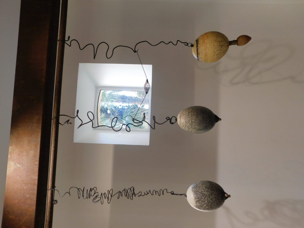 Œuvres suspendues en fil de fer au Grand Presbytère, Salle d’exposition Martres Tolosane.