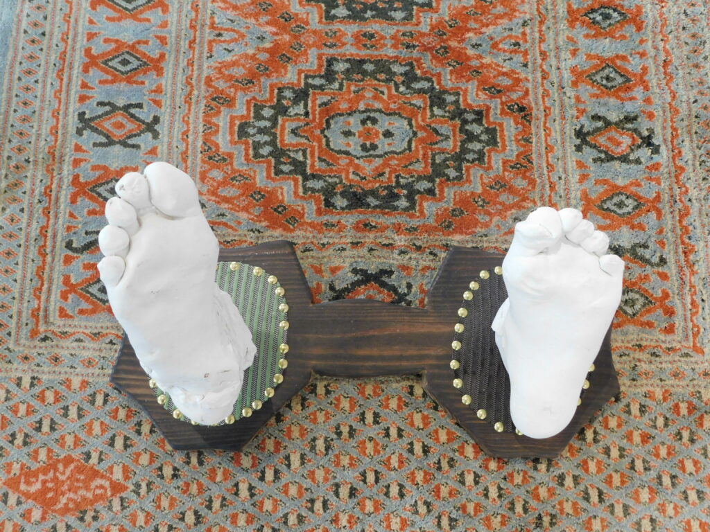 Sculpture de pieds en plâtre au Le Grand Presbytère, Salle d’exposition Martres Tolosane.