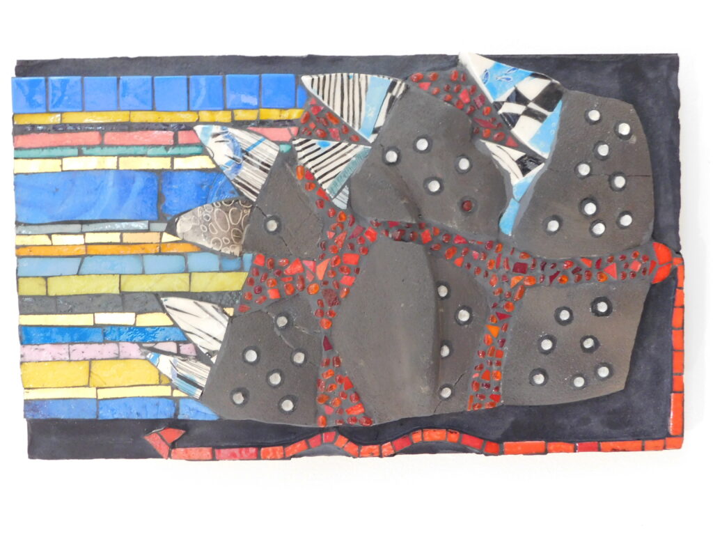 Mosaïque colorée en relief exposée au Grand Presbytère, Salle d’exposition Martres Tolosane.