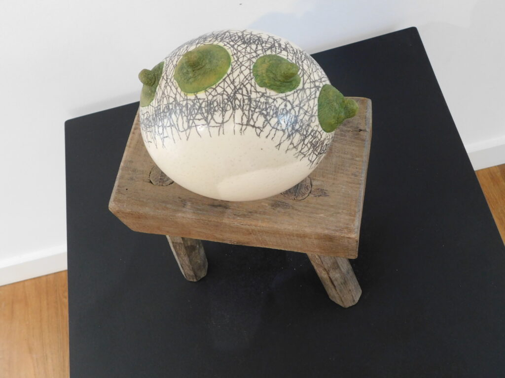 Sculpture en céramique exposée au Grand Presbytère, Salle d’exposition Martres Tolosane.