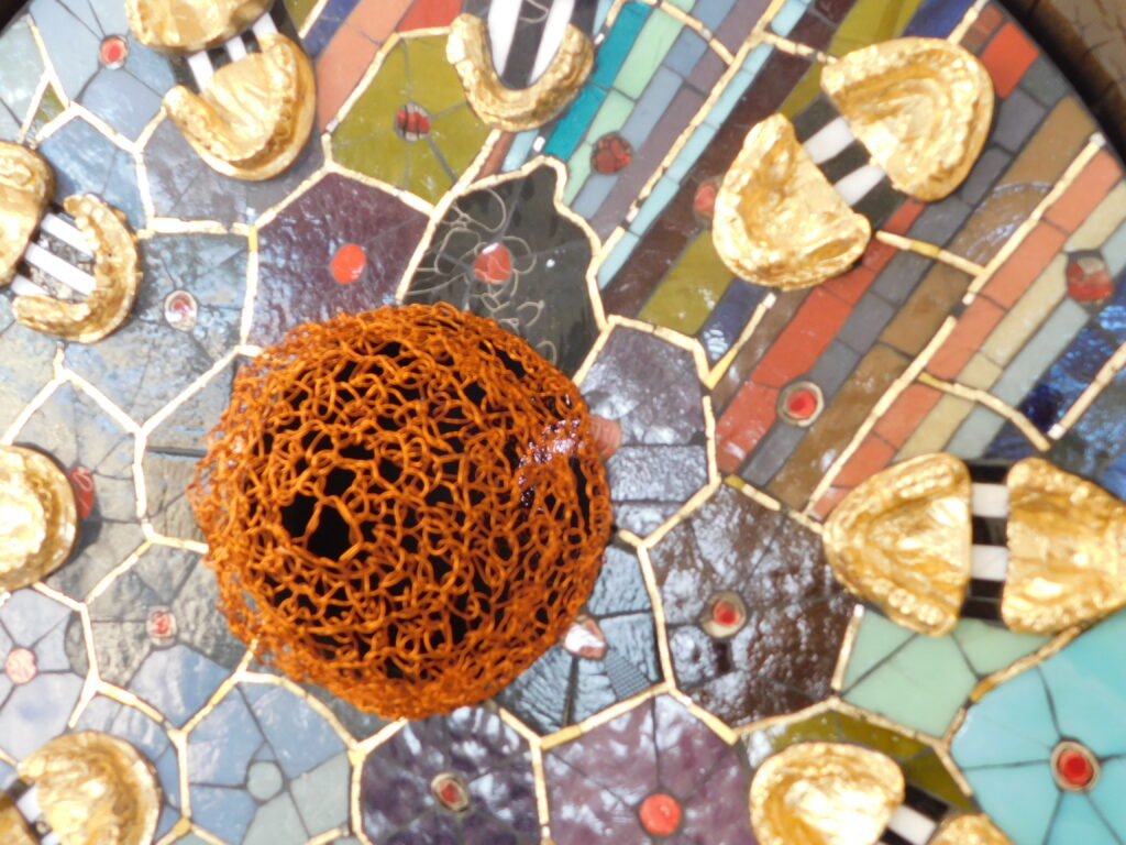 Mosaïque colorée au Le Grand Presbytère, Salle d’exposition Martres Tolosane.