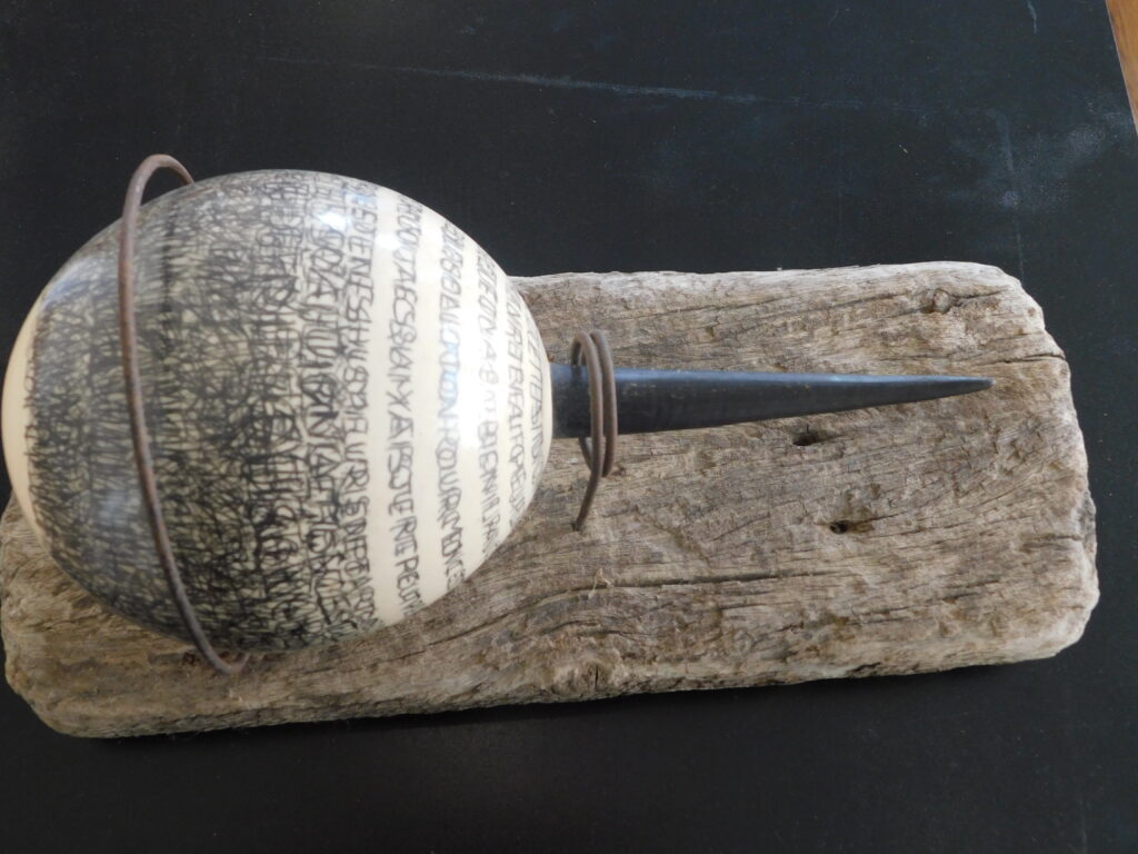 Objet en bois et métal, exposé au Grand Presbytère, Salle d’exposition Martres Tolosane.