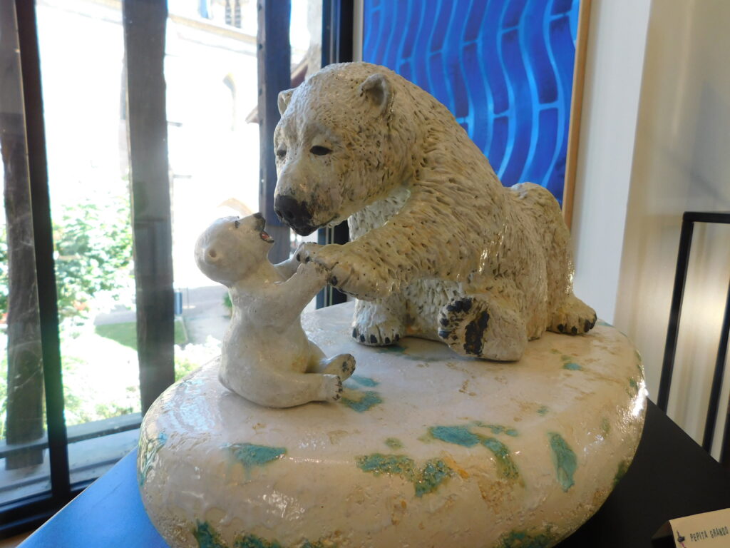 Sculpture d'un ours polaire et son ourson, Salle d’exposition Martres Tolosane.