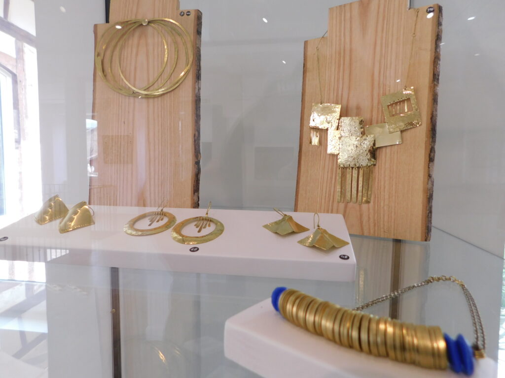 Bijoux en métal doré exposés au Grand Presbytère, Salle d’exposition Martres Tolosane.