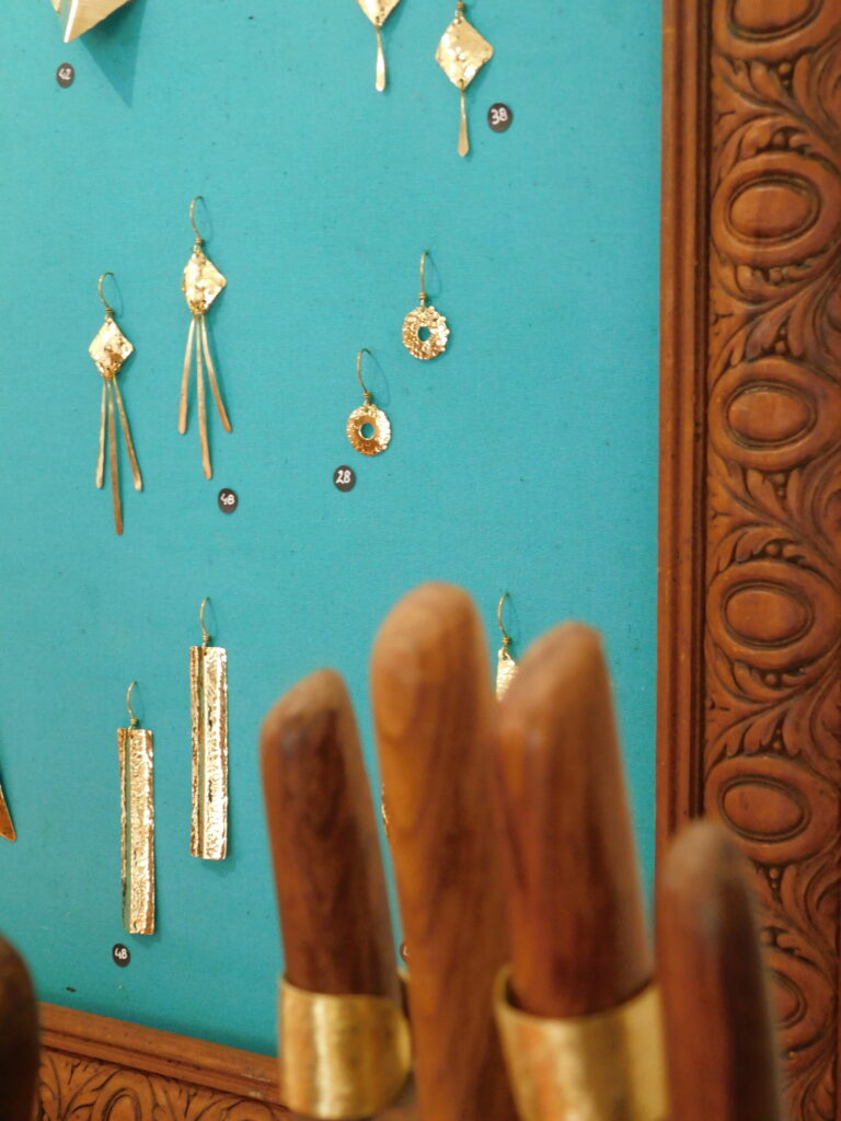 Bijoux en métal doré exposés au Grand Presbytère, Salle d’exposition Martres Tolosane.