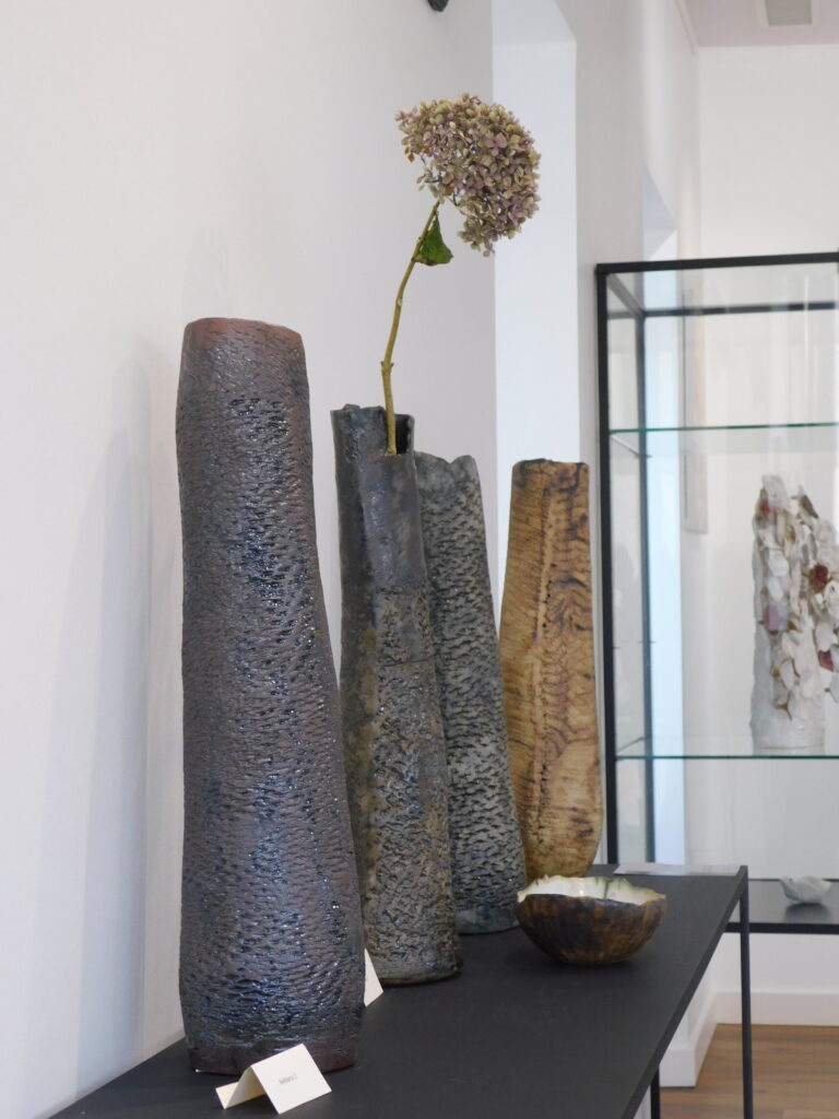 Vases en céramique exposés au Grand Presbytère, Salle d’exposition Martres Tolosane.