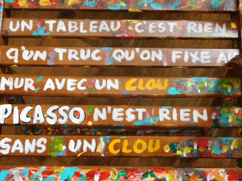 Texte artistique sur des planches au Grand Presbytère, Martres Tolosane.