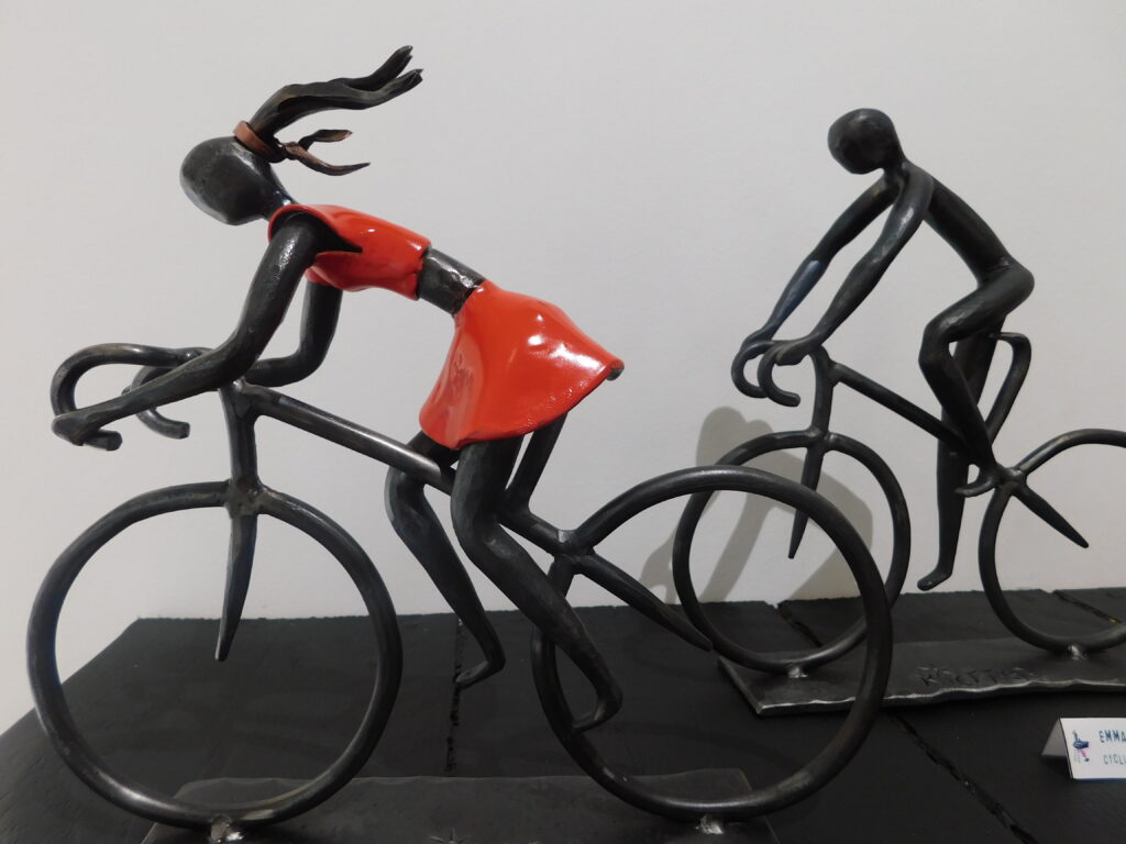 Sculptures de cyclistes en métal à Le Grand Presbytère, Salle d’exposition Martres Tolosane.