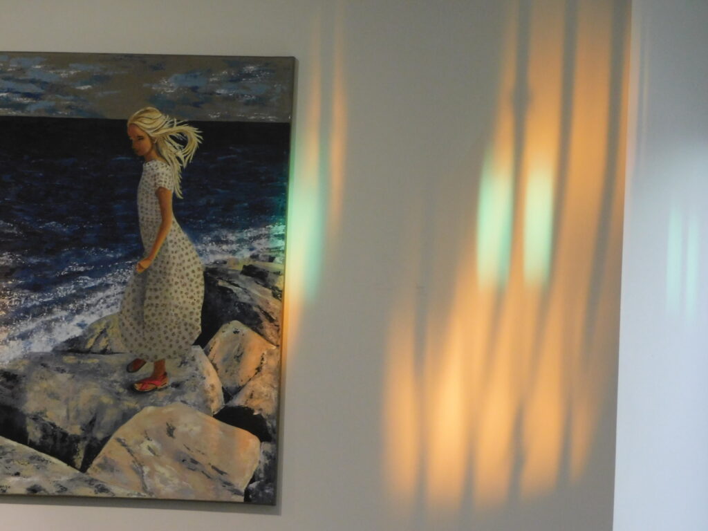 Femme en robe sur des rochers, exposition au Grand Presbytère, Martres Tolosane.