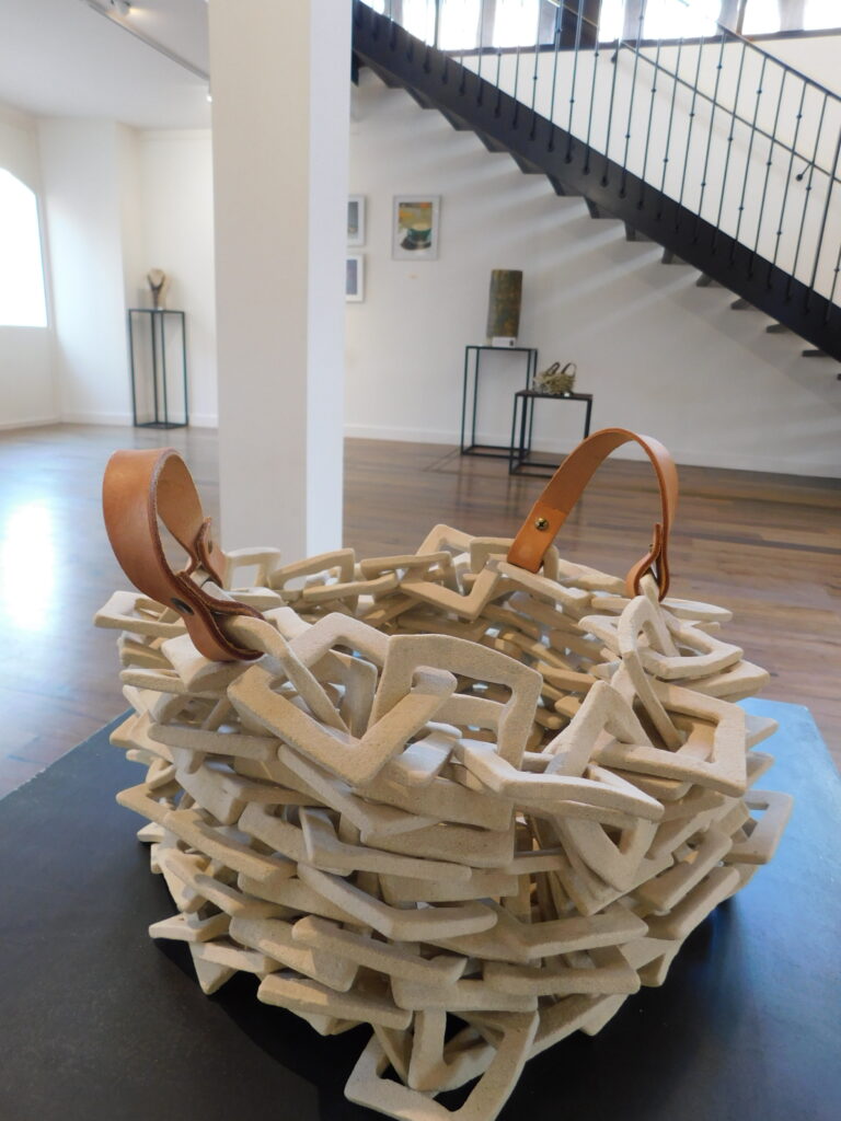 Panier sculptural en matériaux assemblés, Salle d’exposition Martres Tolosane.