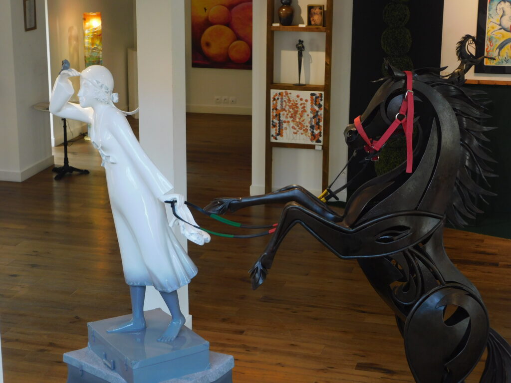 Sculptures contemporaines dans la Salle d’exposition Martres Tolosane.