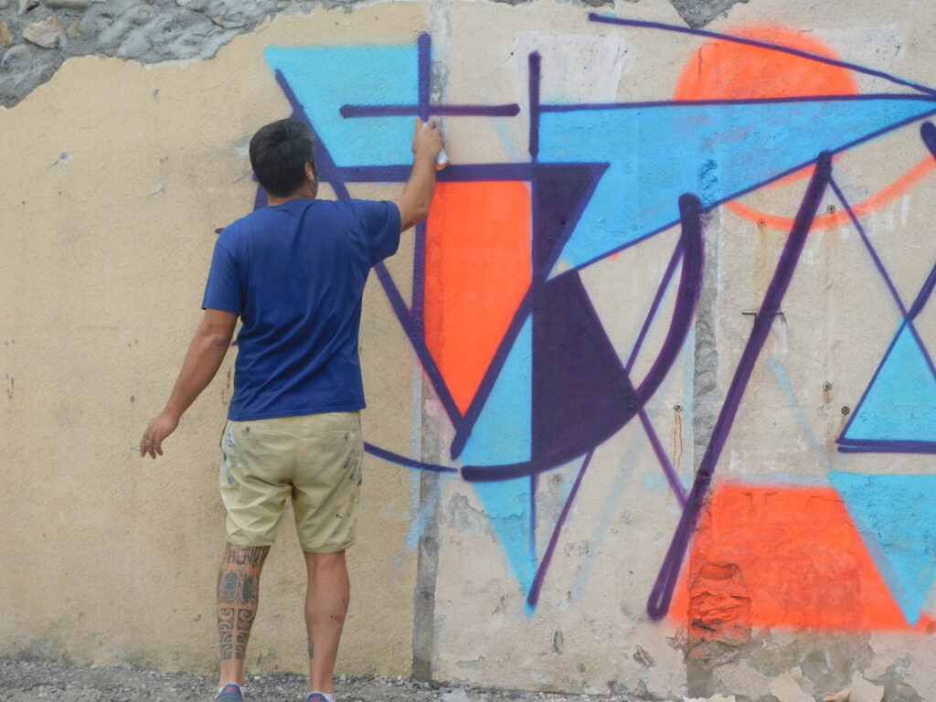 Un artiste réalise une fresque colorée au Le Grand Presbytère, Martres Tolosane.