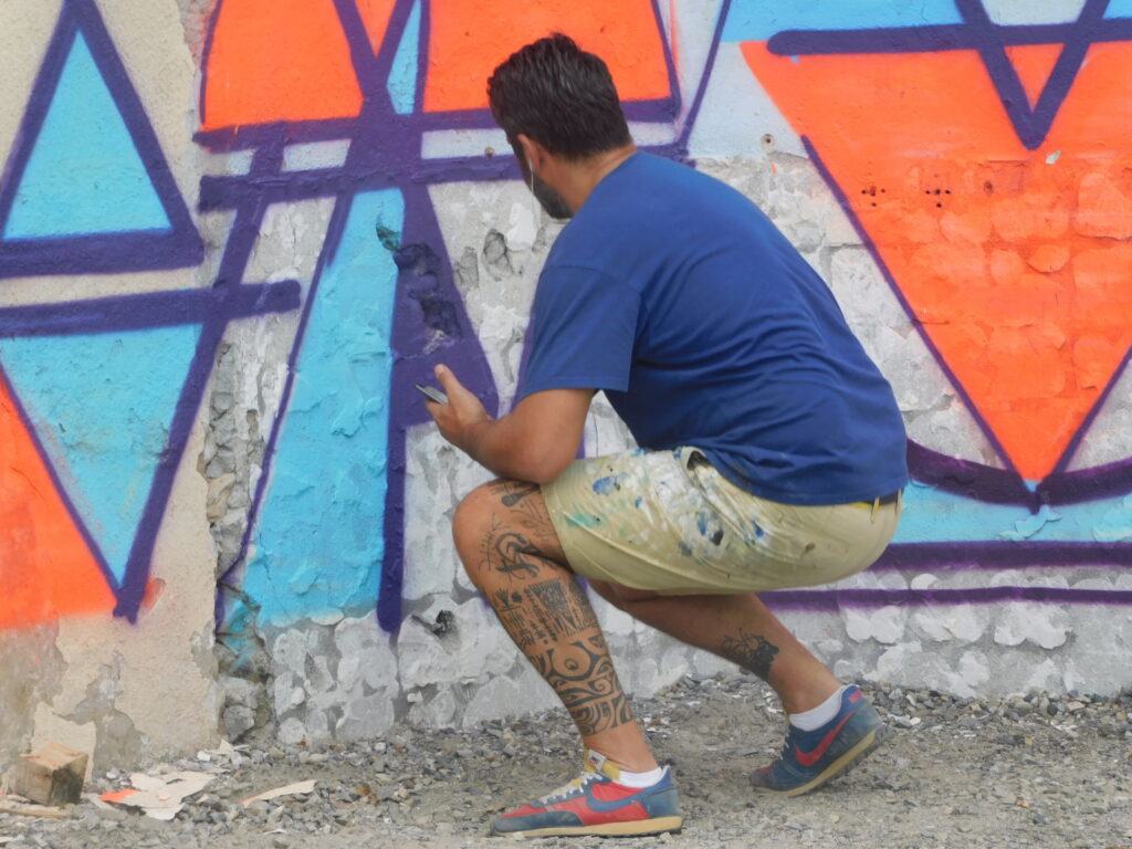 Artiste peignant une fresque au Le Grand Presbytère, Salle d’exposition Martres Tolosane.