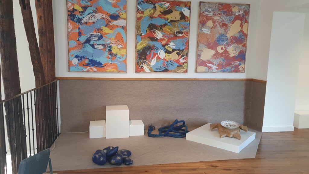 Salle d’exposition Martres Tolosane, œuvres contemporaines au Grand Presbytère.