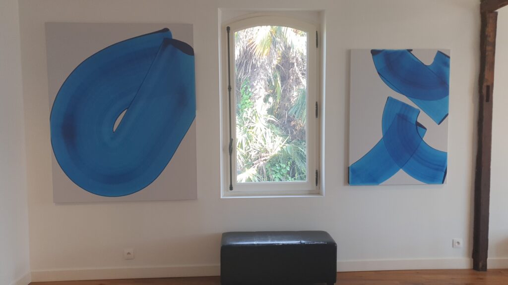 Œuvres abstraites aux nuances de bleu, Salle d’exposition Martres Tolosane.