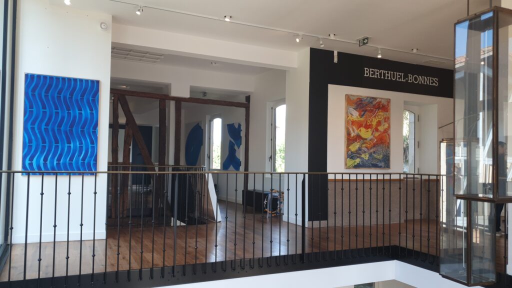 Salle d’exposition Martres Tolosane avec œuvres contemporaines. Le Grand Presbytère.