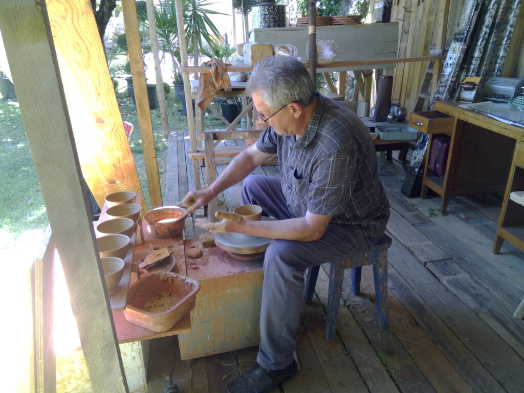 Artisan potier travaillant au Grand Presbytère, Salle d’exposition Martres Tolosane.
