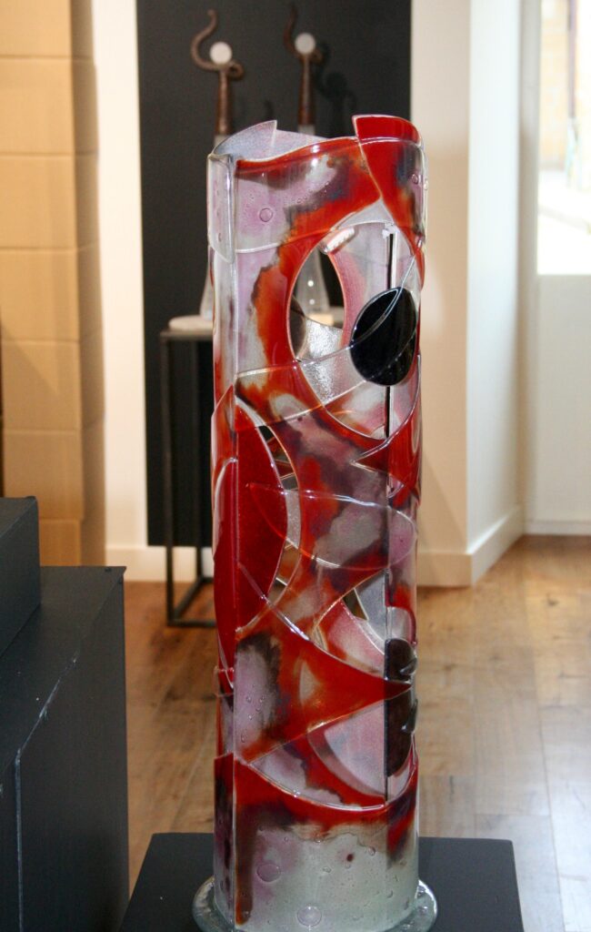 Vase en verre coloré exposé au Grand Presbytère, Salle d’exposition Martres Tolosane.