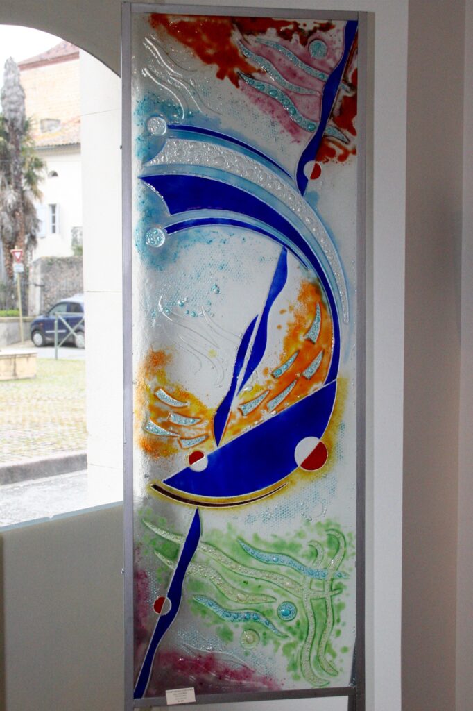 Verre décoratif coloré exposé au Grand Presbytère, Salle d’exposition Martres Tolosane.