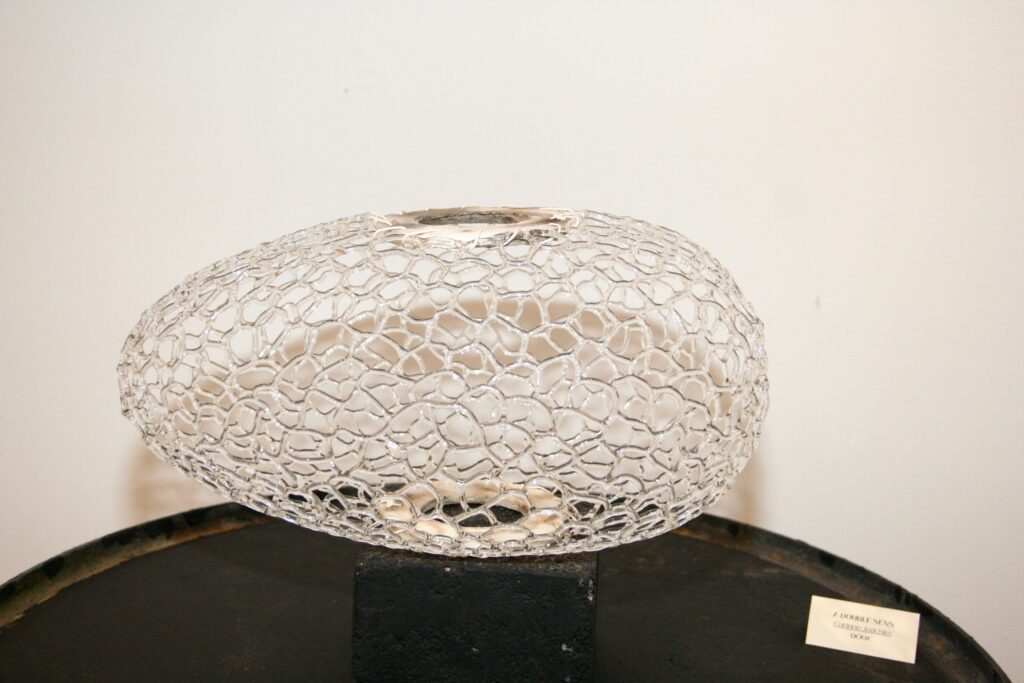 Vase en verre transparent exposé au Grand Presbytère, Salle d’exposition Martres Tolosane.