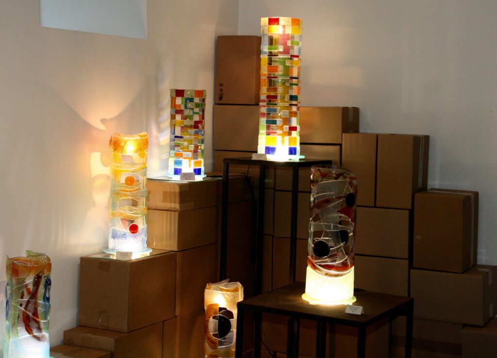 Lampes en verre coloré exposées au Grand Presbytère, Salle d’exposition.