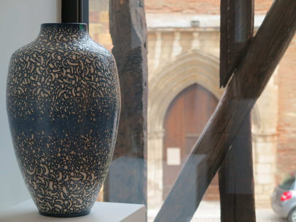 Vase décoratif exposé au Grand Presbytère, Salle d’exposition Martres Tolosane.