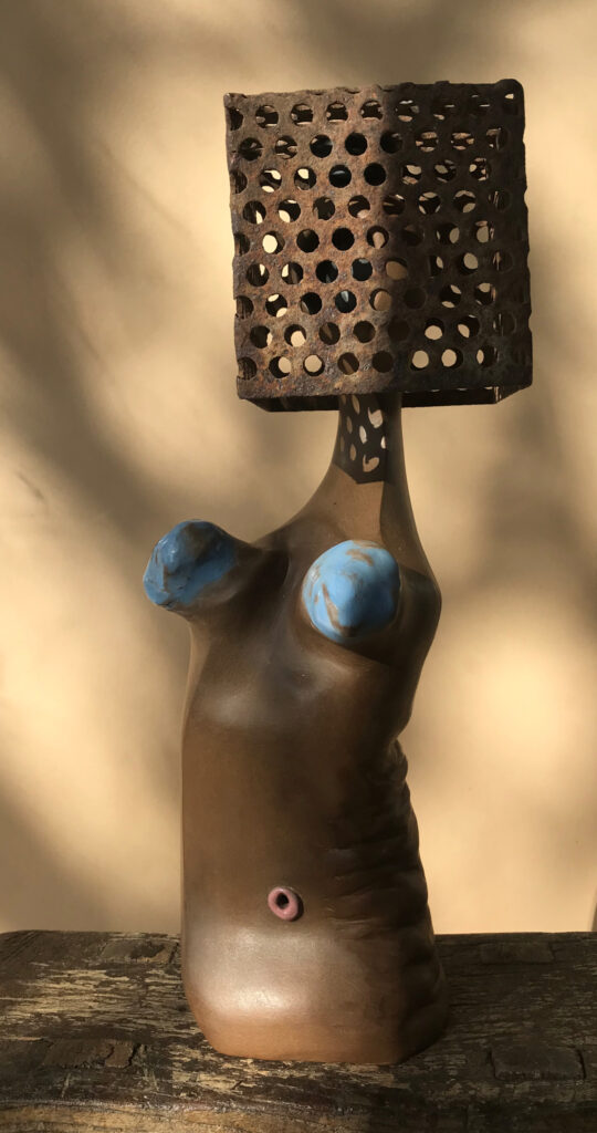 Sculpture en céramique avec abat-jour, Le Grand Presbytère, Salle d’exposition Martres Tolosane.